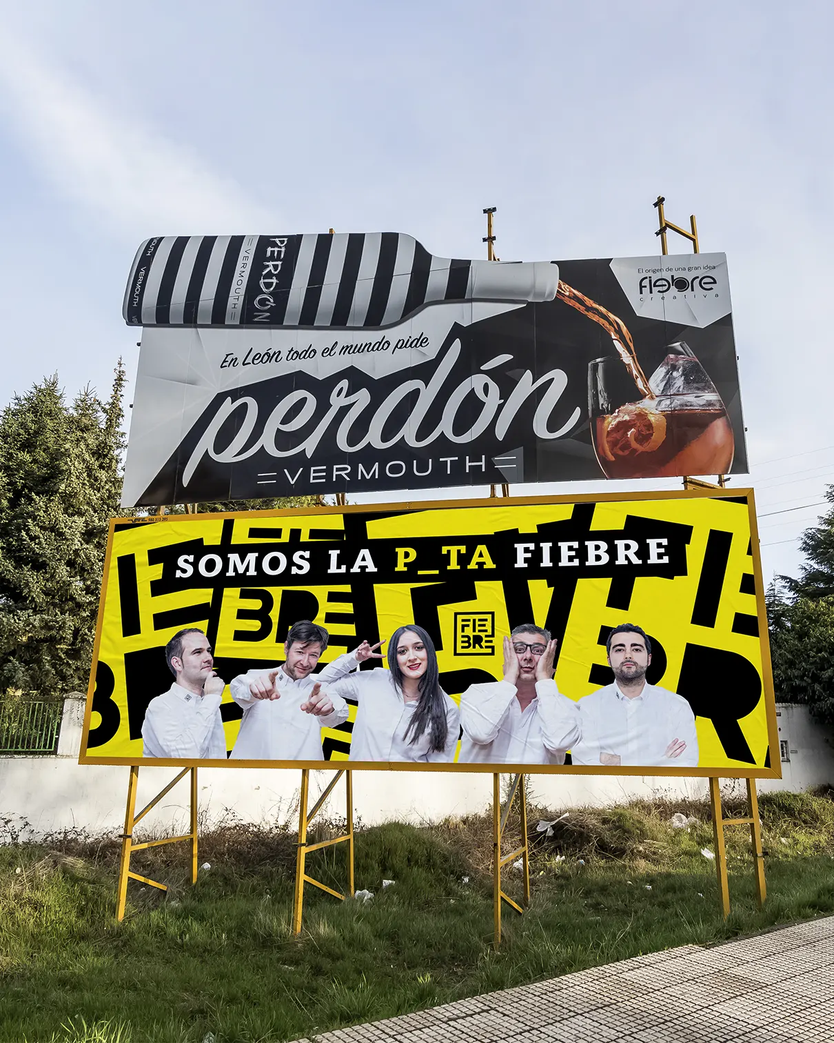 Valla publicitaria fiebre y vermouth perdon